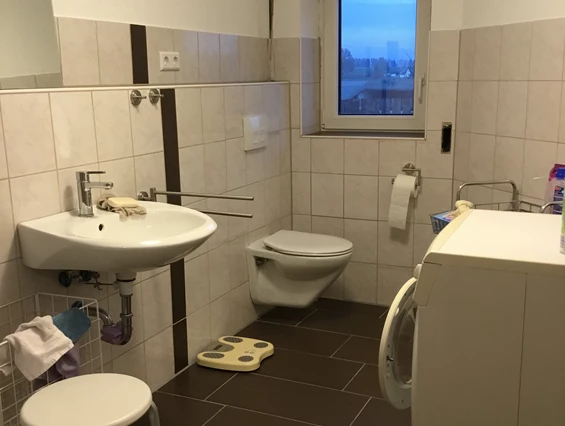 Monteurzimmer: Bad mit Waschmaschine, Toilette, Waschbecken und Dusche - Pfeils Ferienwohnung