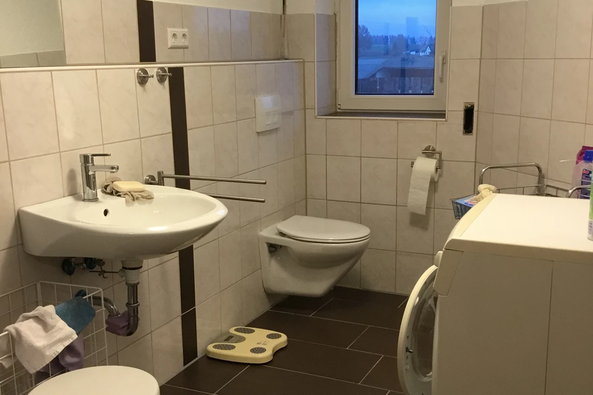 Monteurzimmer: Bad mit Waschmaschine, Toilette, Waschbecken und Dusche - Pfeils Ferienwohnung