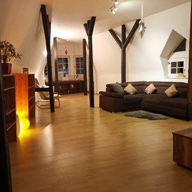 Monteurzimmer: Wohnzimmer mit Schlafcouch - Gelsenkirchen, große Dachgeschosswohnung, 2 bis 5 Personen