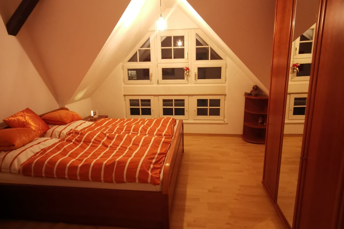 Monteurzimmer: Schlafzimmer 1 mit Doppelbett - Gelsenkirchen, große Dachgeschosswohnung, 2 bis 5 Personen