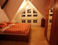 Monteurzimmer: Schlafzimmer 1 mit Doppelbett - Gelsenkirchen, große Dachgeschosswohnung, 2 bis 5 Personen