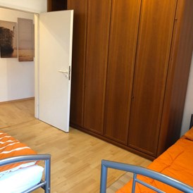 Monteurzimmer: Schlafzimmer 2 mit Einzelbetten - Gelsenkirchen, große Dachgeschosswohnung, 2 bis 5 Personen