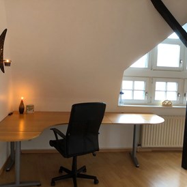 Monteurzimmer: Schreibtisch - Gelsenkirchen, große Dachgeschosswohnung, 2 bis 5 Personen