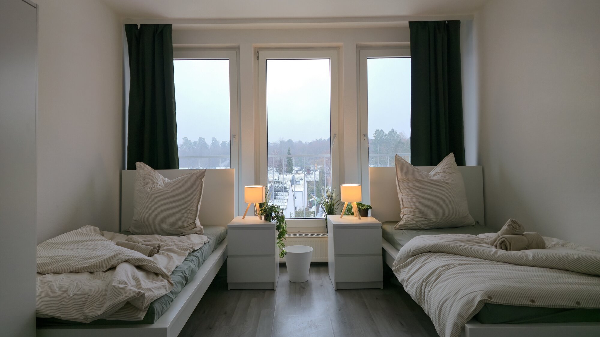 Monteurwohnung - PLZ 60435 (Deutschland) - Zwei Einzelbetten mit Nachttischen am Fenster - KWATERA24 Monteurwohnung Heusenstamm