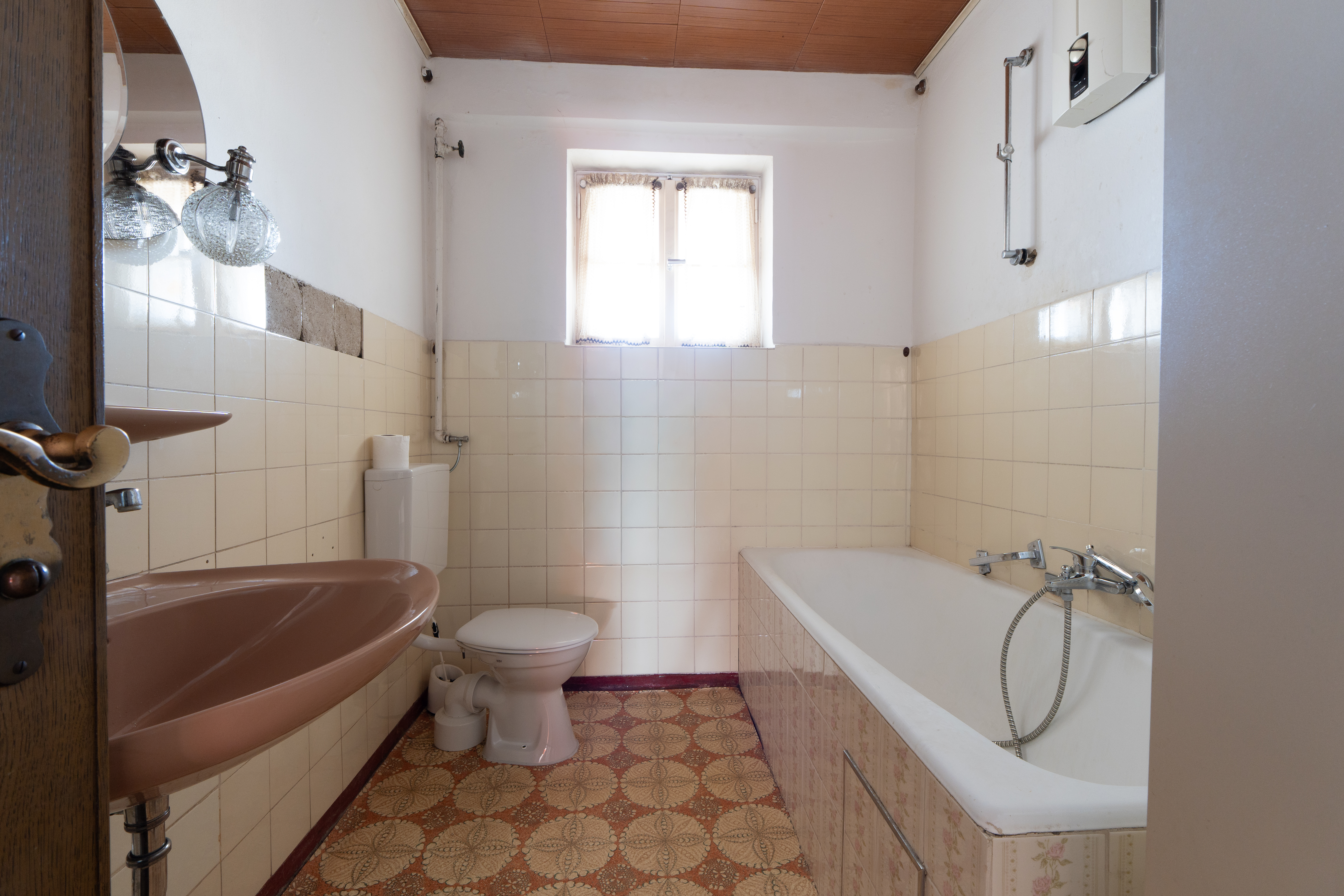 Monteurzimmer: Badezimmer - Geräumige 3-Zimmer-Wohnung mit Wohnbereich und Loggia