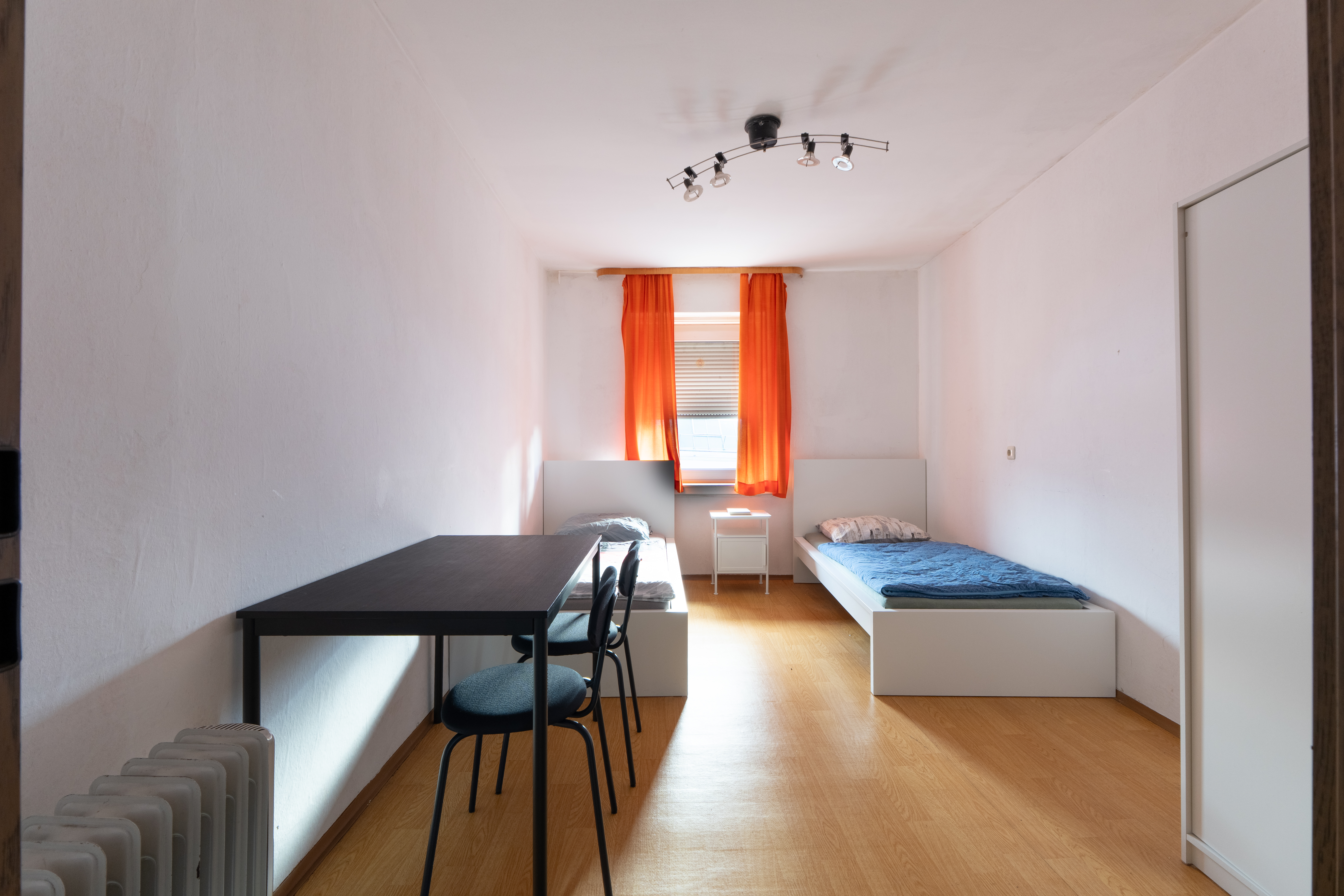 Monteurzimmer: 2-Einzelbett Schlafzimmer - Geräumige 3-Zimmer-Wohnung mit Wohnbereich und Loggia