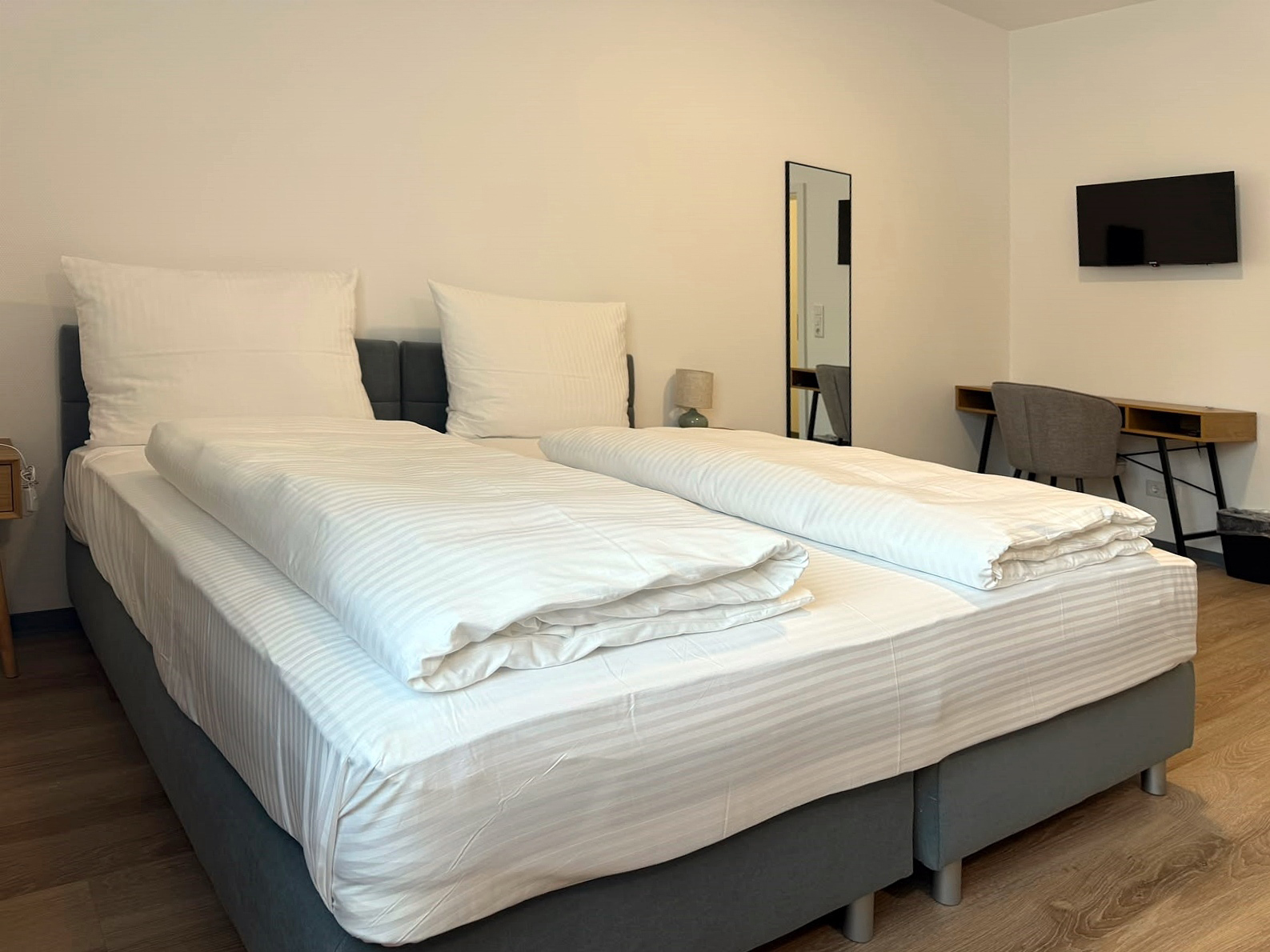 Monteurzimmer: Doppelzimmer mit Bad, TV, WLAN usw. -  Bluestay Bremen - Hotel & Long Stay Rooms mit Bad