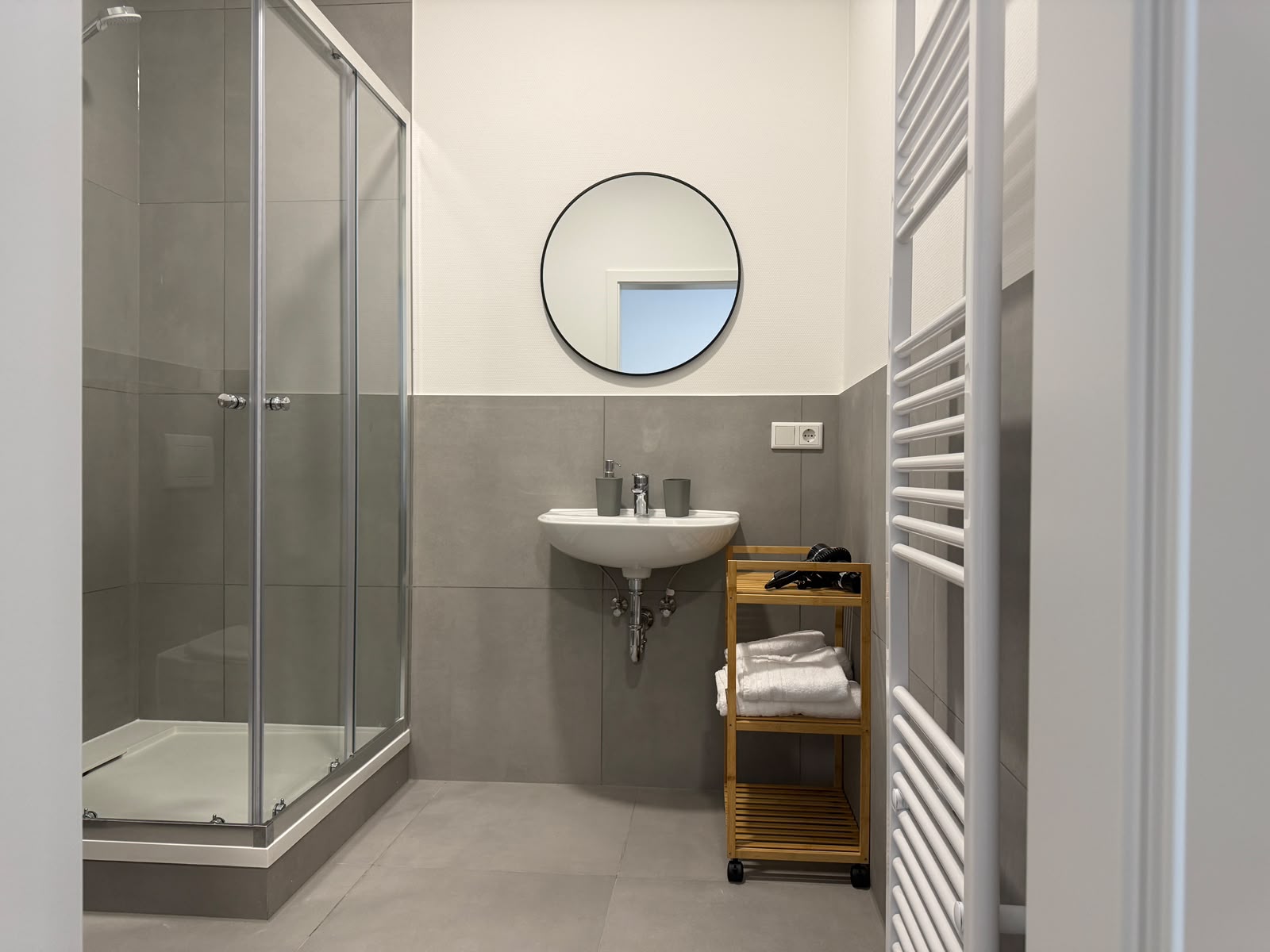 Monteurzimmer: Badezimmer -  Bluestay Bremen - Hotel & Long Stay Rooms mit Bad
