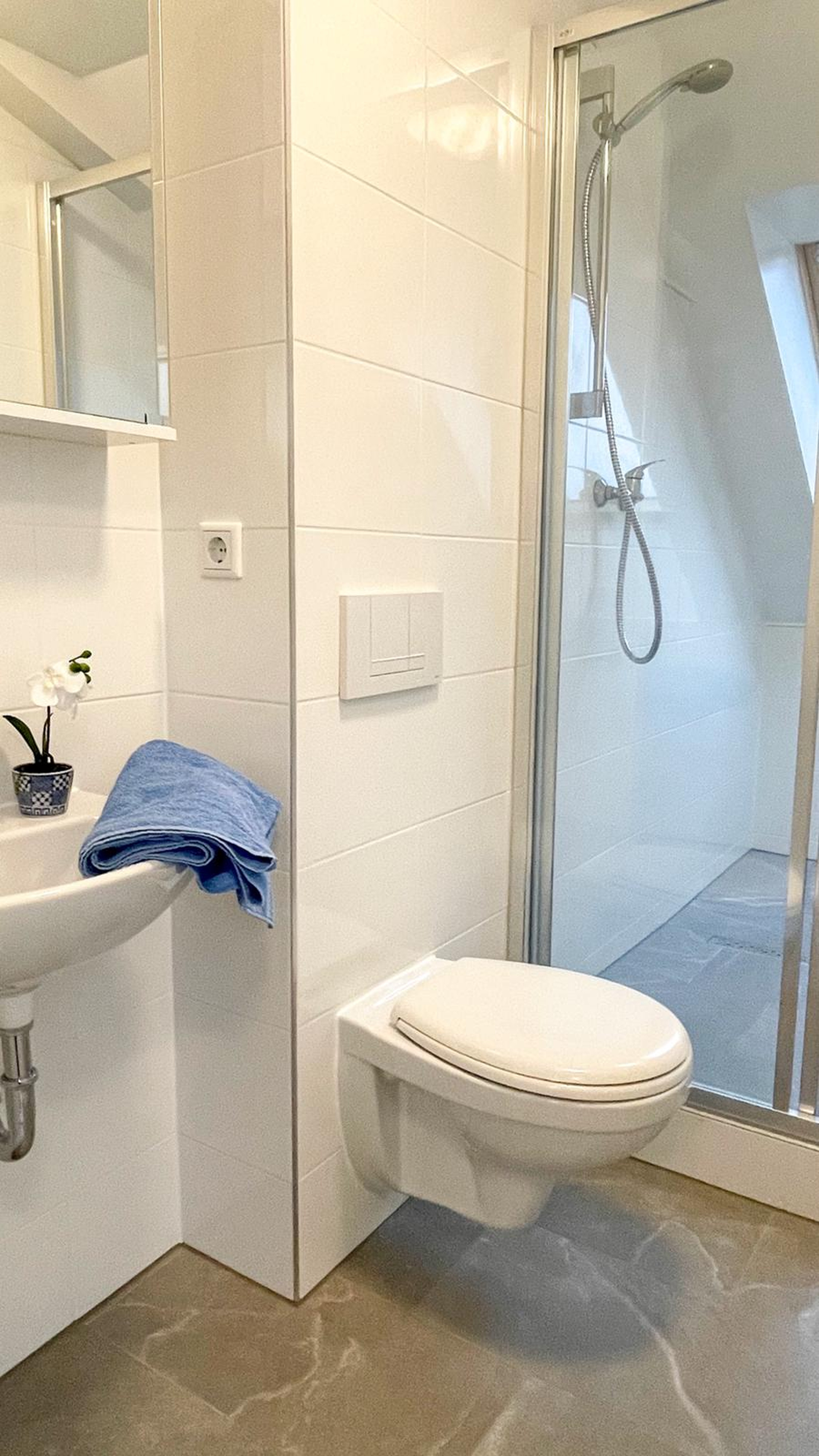 Monteurwohnung - Deutschland - Badezimmer in der Kasseler Dachgeschosswohnung - Dachgeschosswohnung in Kassel