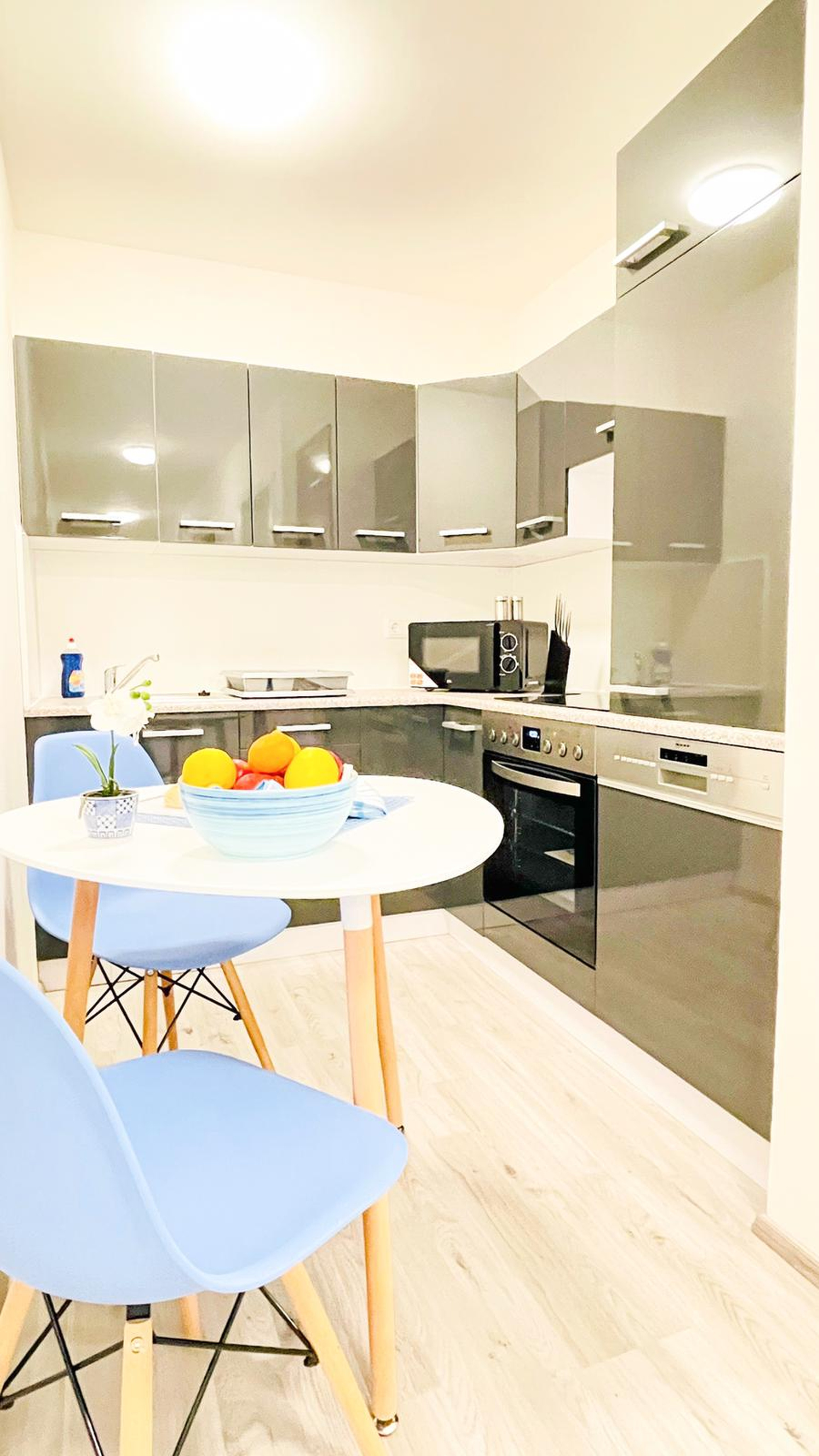Monteurwohnung - Deutschland - Eingerichtete Küche in der Kasseler Dachgeschosswohnung - Dachgeschosswohnung in Kassel