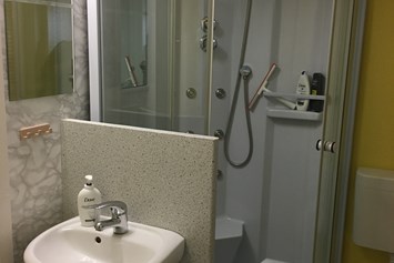 Monteurzimmer: Dusche mit Waschbecken und Toilette - Apartment Wernigerode