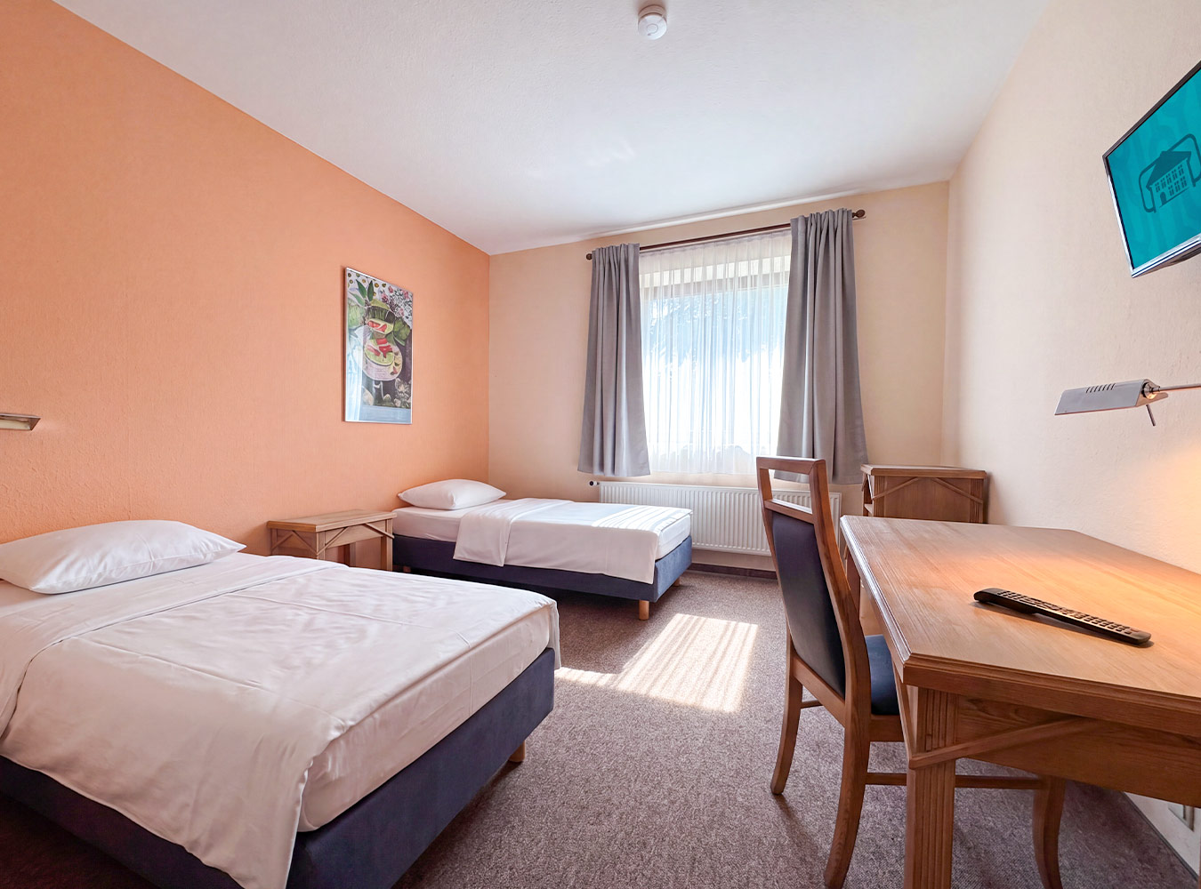 Monteurzimmer: 2-Bett-Zimmer mit eigenem Badezimmer, Fernseher, HiSpeed-Internet, Eßtisch, Kleiderschrank und Sessel - Unterkunft Hamburg in Rosengarten