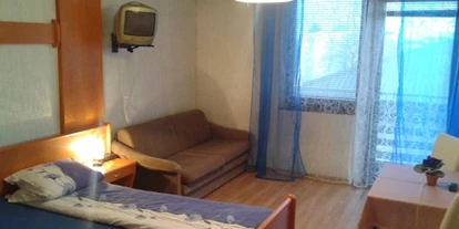 Monteurwohnung - Parkplatz: eigener Parkplatz vorhanden - Österreich - Zimmer mit TV - Bioweingut & Gästehaus Linde Steiner