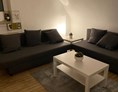 Monteurzimmer: Wohnzimmer mit 2x Schlafcouch - Appartement Sütthoff