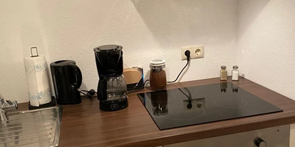 Monteurwohnung - Kaffeemaschine - Meppen - Küche mit Elektroherd,Backofen, Kühl-/Gefrierkombination und Mikrowelle - Appartement Sütthoff