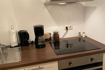 Monteurzimmer: Küche mit Elektroherd,Backofen, Kühl-/Gefrierkombination und Mikrowelle - Appartement Sütthoff