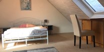 Monteurwohnung - Zimmertyp: Doppelzimmer - Schwarzwald - Sitzbereich mit Doppelbett der Monteurunterkunft Engel in Hohberg. - ENGEL 