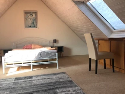 Monteurwohnung - Bettwäsche: Bettwäsche gegen Gebühr - Deutschland - Sitzbereich mit Doppelbett der Monteurunterkunft Engel in Hohberg. - ENGEL