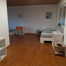 Monteurzimmer: Schlafraum Penthouse am Rhein - Monteur-/Ferienwohnungen Meng nahe Bonn mit Top Ausstattung