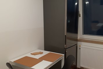 Monteurzimmer: Überall große Kühlschränke mit Gefrierfach - Monteur-/Ferienwohnungen Meng nahe Bonn mit Top Ausstattung