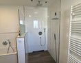 Monteurzimmer: Badezimmer Haus Monteurglück - Monteur-/Ferienwohnungen Meng nahe Bonn mit Top Ausstattung