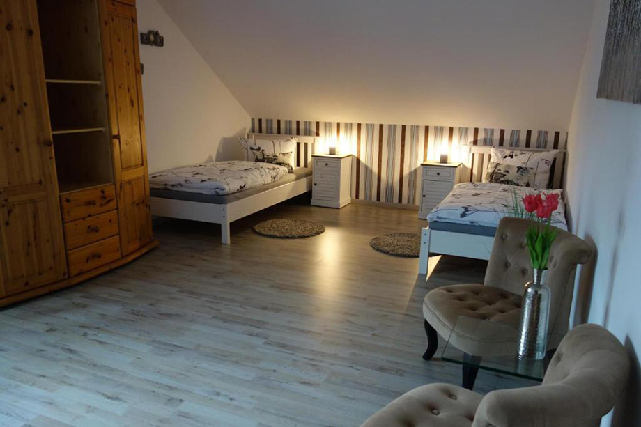 Monteurzimmer: Ferienwohnung auch mit Einzelbetten - Großes Appartement in Niedersachsen Nähe Göttingen, für bis 5 Personen geeignet