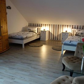 Monteurzimmer: Ferienwohnung auch mit Einzelbetten - Großes Appartement in Niedersachsen Nähe Göttingen, für bis 5 Personen geeignet
