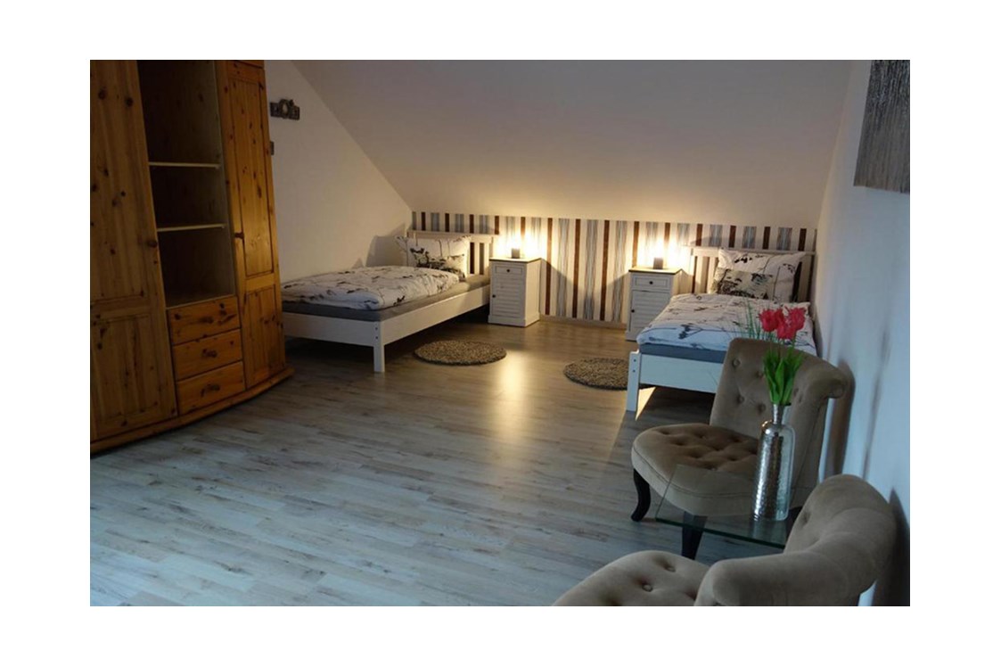 Monteurzimmer: Ferienwohnung auch mit Einzelbetten - Großes Appartement in Niedersachsen Nähe Göttingen, für bis 5 Personen geeignet