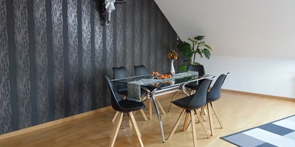Monteurwohnung - Uslar - Helle Ferienwohnung Nähe Uslar - Großes Appartement in Niedersachsen Nähe Göttingen, für bis 5 Personen geeignet
