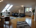 Monteurzimmer: Großes Wohn-Esszimmer mit TV und Radio - Großes Appartement in Niedersachsen Nähe Göttingen, für bis 5 Personen geeignet