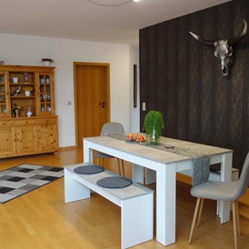 Monteurzimmer: Essbereich für sechs Personen - Großes Appartement in Niedersachsen Nähe Göttingen, für bis 5 Personen geeignet