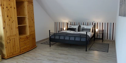 Monteurwohnung - Uslar - Schlafzimmer mit King Size Bett inkl. Bettwäsche und Kleiderschrank - Großes Appartement in Niedersachsen Nähe Göttingen, für bis 5 Personen geeignet