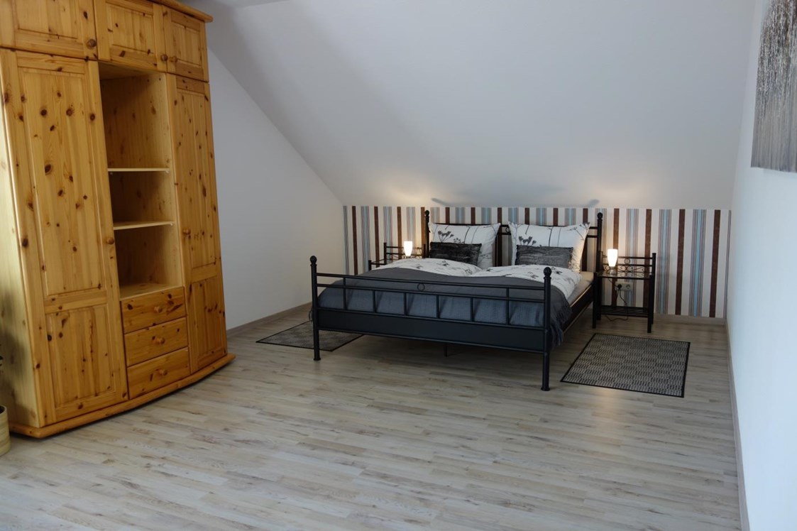 Monteurzimmer: Schlafzimmer mit King Size Bett inkl. Bettwäsche und Kleiderschrank - Großes Appartement in Niedersachsen Nähe Göttingen, für bis 5 Personen geeignet