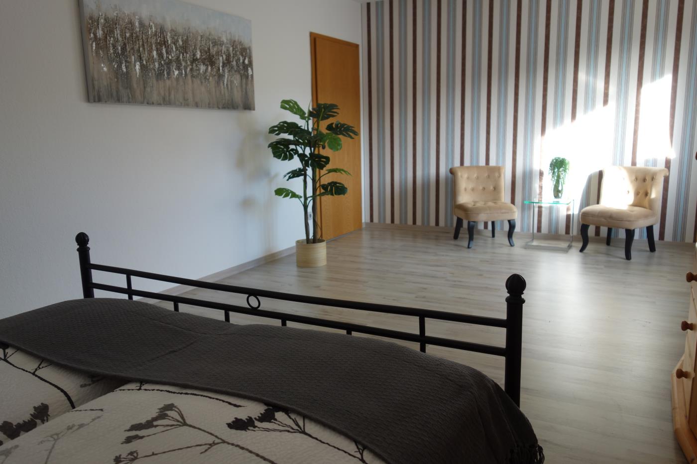 Monteurzimmer: Geräumiges Schlafzimmer mit Sitzgelegenheit - Großes Appartement in Niedersachsen Nähe Göttingen, für bis 5 Personen geeignet