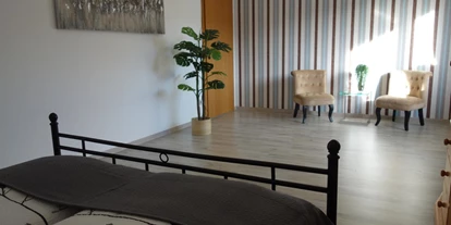 Monteurwohnung - Uslar - Geräumiges Schlafzimmer mit Sitzgelegenheit - Großes Appartement in Niedersachsen Nähe Göttingen, für bis 5 Personen geeignet