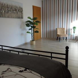 Monteurzimmer: Geräumiges Schlafzimmer mit Sitzgelegenheit - Großes Appartement in Niedersachsen Nähe Göttingen, für bis 5 Personen geeignet