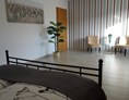 Monteurzimmer: Geräumiges Schlafzimmer mit Sitzgelegenheit - Großes Appartement in Niedersachsen Nähe Göttingen, für bis 5 Personen geeignet