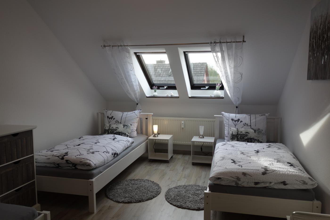 Monteurzimmer: Schlafzimmer mit drei Einzelbetten - Großes Appartement in Niedersachsen Nähe Göttingen, für bis 5 Personen geeignet