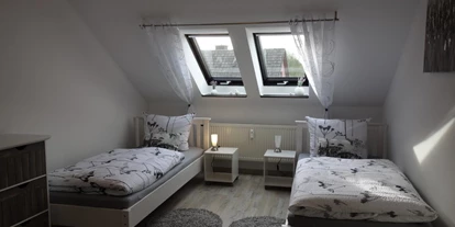 Monteurwohnung - Uslar - Schlafzimmer mit drei Einzelbetten - Großes Appartement in Niedersachsen Nähe Göttingen, für bis 5 Personen geeignet