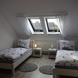 Monteurzimmer: Schlafzimmer mit drei Einzelbetten - Großes Appartement in Niedersachsen Nähe Göttingen, für bis 5 Personen geeignet