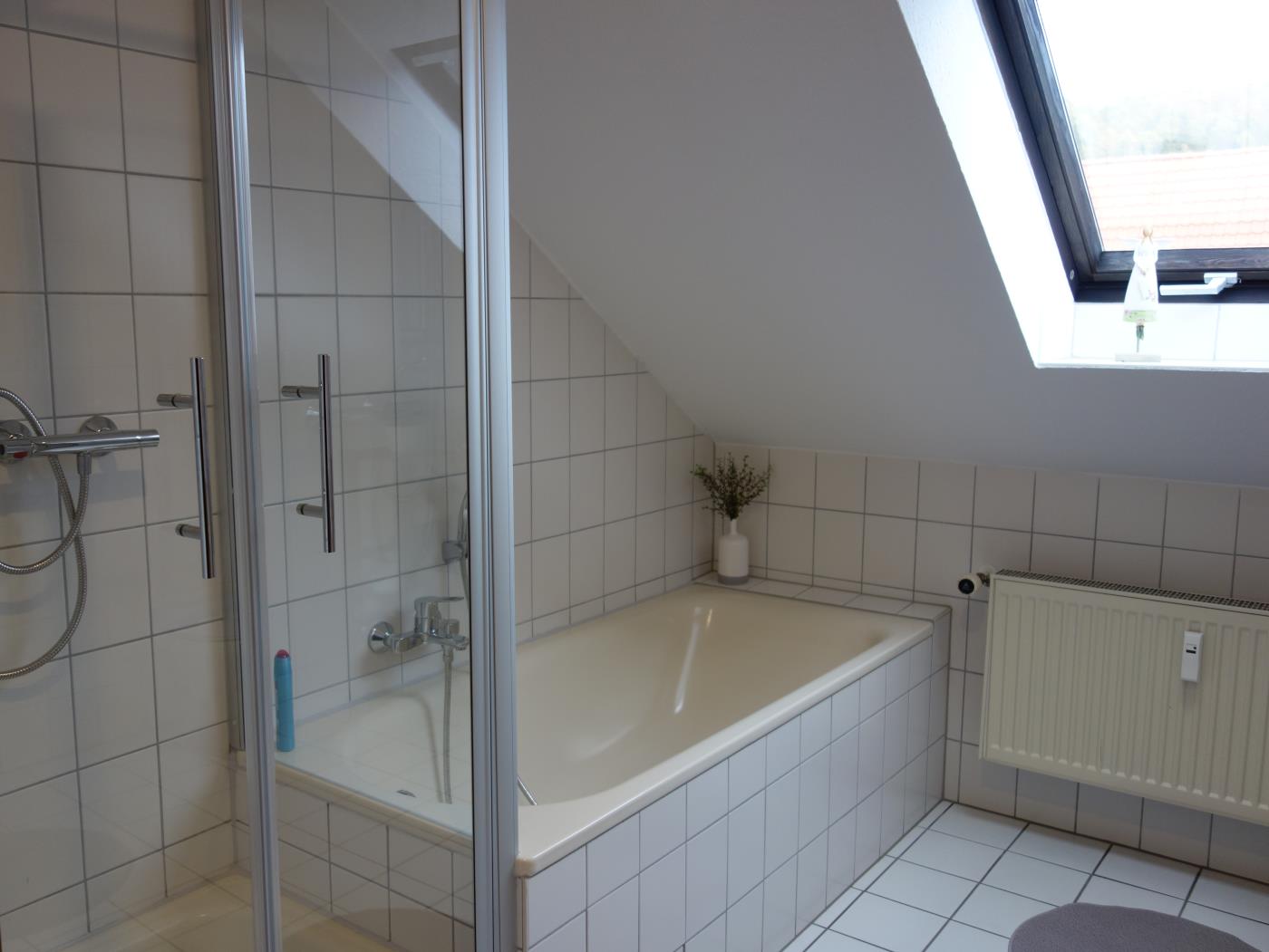 Monteurzimmer: Großes Bad mit Waschtisch, Toilette, Dusche und Badewanne - Großes Appartement in Niedersachsen Nähe Göttingen, für bis 5 Personen geeignet