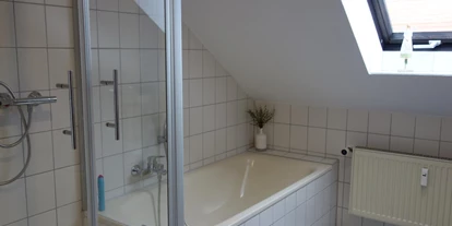 Monteurwohnung - Uslar - Großes Bad mit Waschtisch, Toilette, Dusche und Badewanne - Großes Appartement in Niedersachsen Nähe Göttingen, für bis 5 Personen geeignet