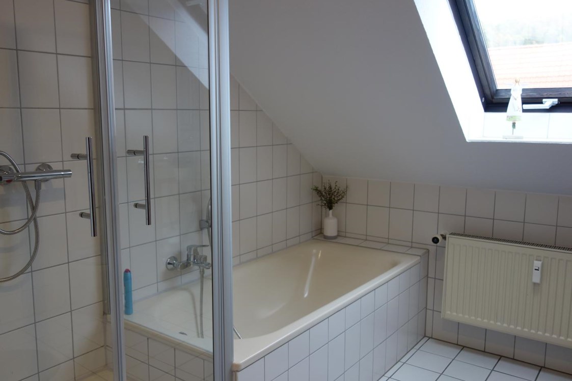 Monteurzimmer: Großes Bad mit Waschtisch, Toilette, Dusche und Badewanne - Großes Appartement in Niedersachsen Nähe Göttingen, für bis 5 Personen geeignet