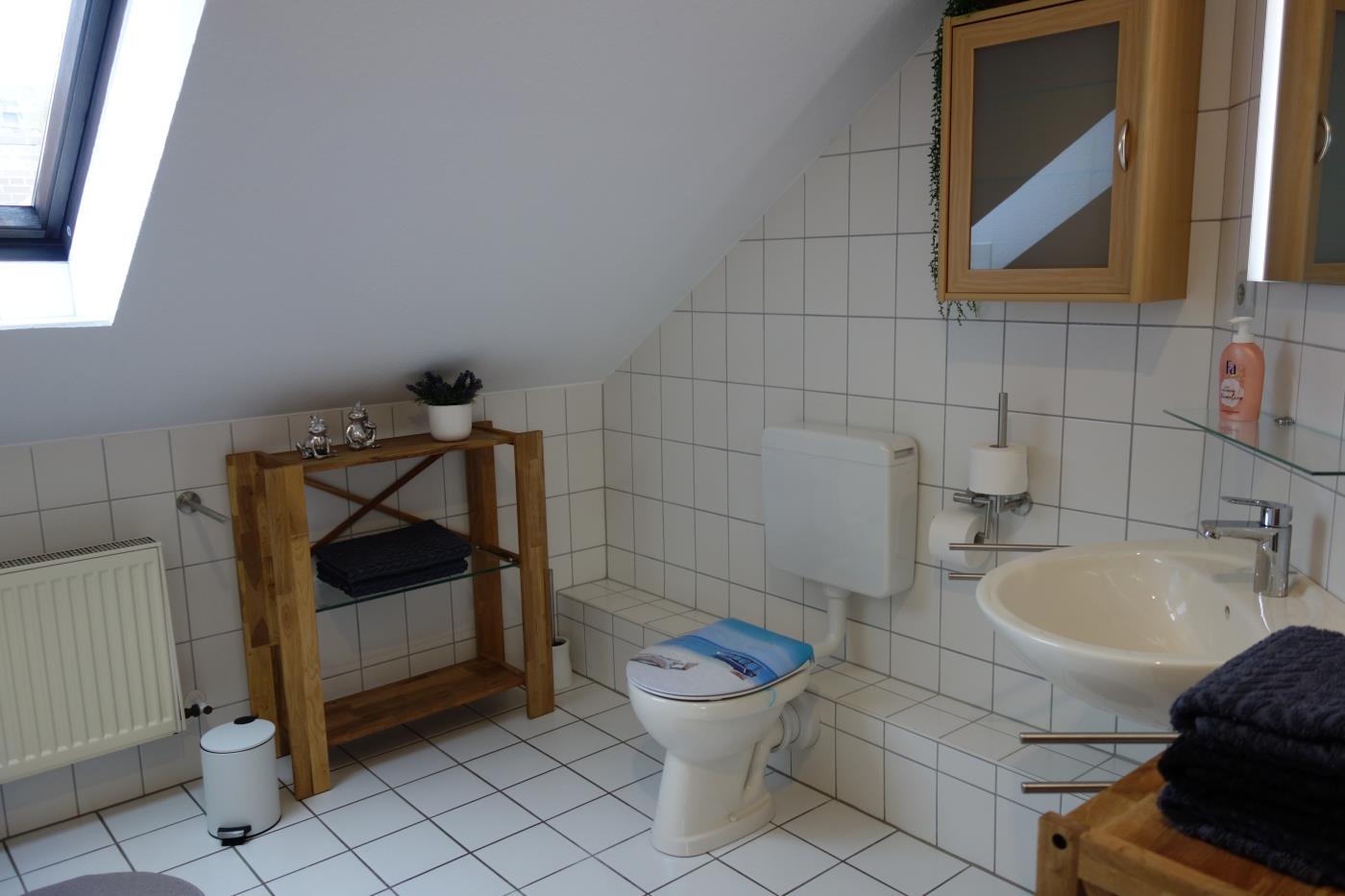 Monteurzimmer: Badezimmer inklusiv Handtüchern - Großes Appartement in Niedersachsen Nähe Göttingen, für bis 5 Personen geeignet