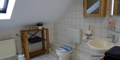 Monteurwohnung - Uslar - Badezimmer inklusiv Handtüchern - Großes Appartement in Niedersachsen Nähe Göttingen, für bis 5 Personen geeignet