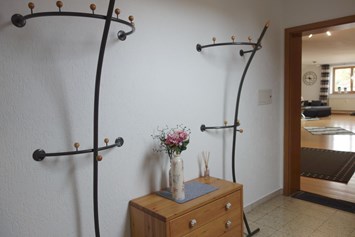 Monteurzimmer: Garderobe vor der Wohnung - Großes Appartement in Niedersachsen Nähe Göttingen, für bis 5 Personen geeignet
