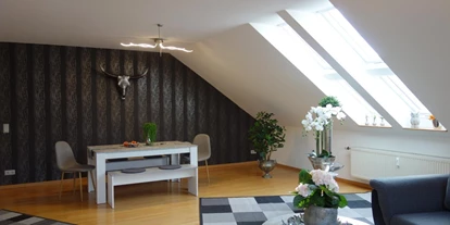 Monteurwohnung - Uslar - Essplatz mit großem Tisch und sechs Sitzplätzen - Großes Appartement in Niedersachsen Nähe Göttingen, für bis 5 Personen geeignet