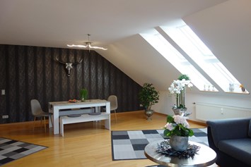 Monteurzimmer: Essplatz mit großem Tisch und sechs Sitzplätzen - Großes Appartement in Niedersachsen Nähe Göttingen, für bis 5 Personen geeignet