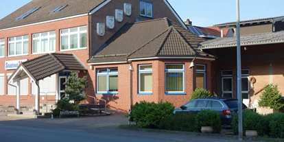 Monteurwohnung - Uslar - Parkplatz direkt vor der Ferienwohnung - Großes Appartement in Niedersachsen Nähe Göttingen, für bis 5 Personen geeignet