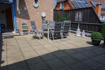 Monteurzimmer: Terrasse inklusiv Möbeln im Sommer - Großes Appartement in Niedersachsen Nähe Göttingen, für bis 5 Personen geeignet